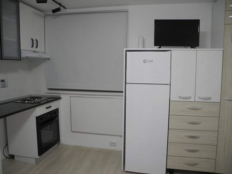 Popesti-Leordeni, str. Unirii, 900 m primarie, curata,